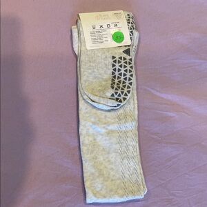 Elegant Touch Gray Geometric Grip-Socks